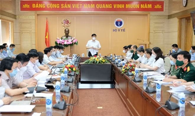 Bộ trưởng Bộ Y tế Nguyễn Thanh Long phát biểu tại cuộc họp. (Ảnh: Trần Minh)