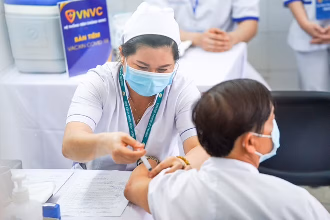 Tiêm vaccine COVID-19 cho cán bộ y tế tại Bệnh viện Bệnh Nhiệt đới TP Hồ Chí Minh