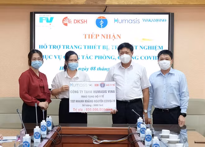 Thứ trưởng Đỗ Xuân Tuyên tiếp nhận 3.000 test xét nghiệm kháng nguyên do doanh nghiệp trao tặng