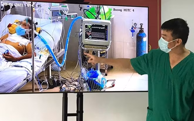 BS Trần Thanh Linh đang chia sẻ về ca bệnh nặng cai được ECMO (Ảnh: Ngọc Mai)