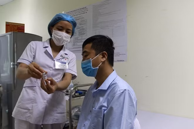Tiêm vaccine phòng COVID-19 cho lực lượng tuyến đầu chống dịch ở Lào Cai (Ảnh: Lan Anh)