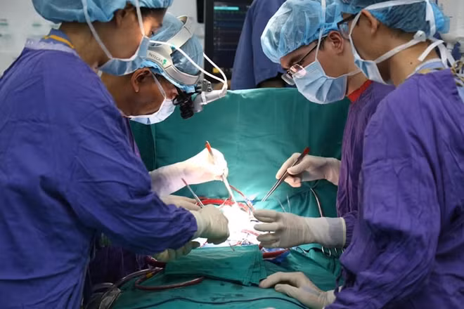 Tập thể y bác sĩ thực hiện ca phẫu thuật ghép tim cho bệnh nhi 7 tuổi