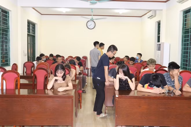 Các đối tượng bị đưa về cơ quan công an