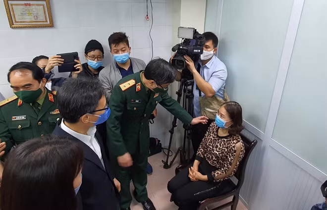 Phó Thủ tướng Vũ Đức Đam và Giám đốc Học viện Quân y động viên tình nguyện viên