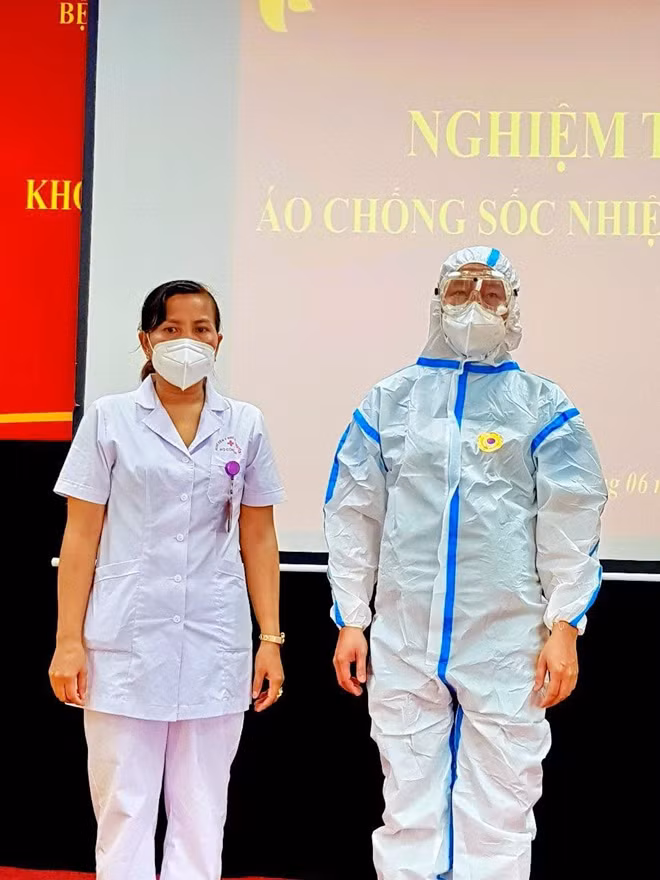 Áo chống sốc nhiệt được mặc trong lớp áo bảo hộ phòng dịch để điều hòa nhiệt độ cơ thể cho y bác sĩ