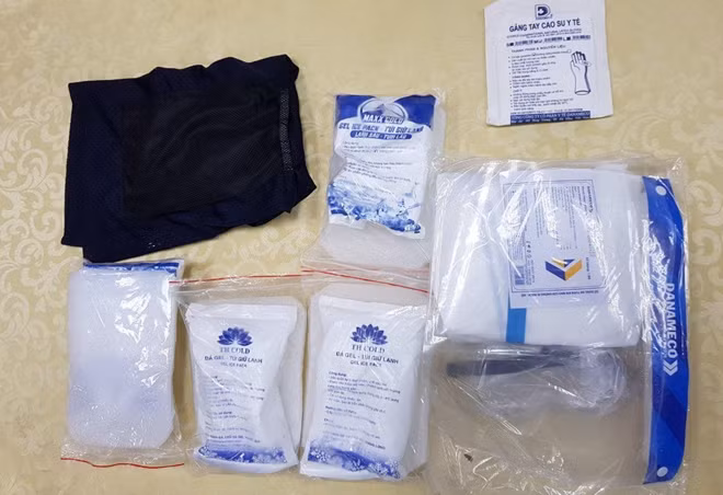 Các túi đá khô có trọng lượng 500g được bọc bởi một lớp xốp cách nhiệt để tránh đá lạnh tiếp xúc lên da người
