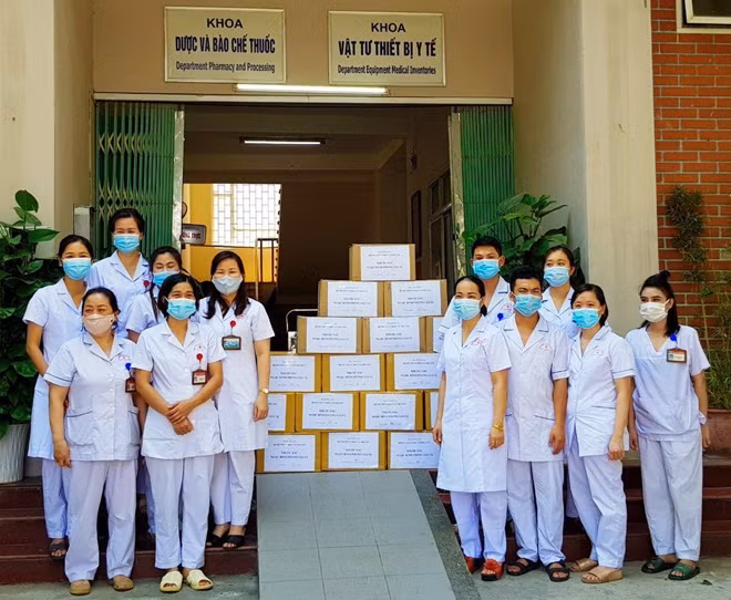 Ngay trong chiều 3/6, Bệnh viện Y học cổ truyền Bộ Công an đã gửi chi viện cho Bệnh viện dã chiến số 2 Bắc Giang hơn 60 áo chống sốc nhiệt cùng nhiều loại thuốc để hỗ trợ phòng, chống dịch