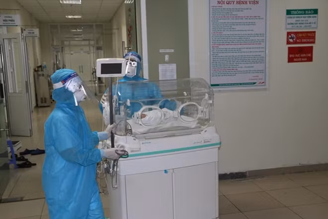 Em bé được đến Khoa Nhi để chăm sóc và điều trị
