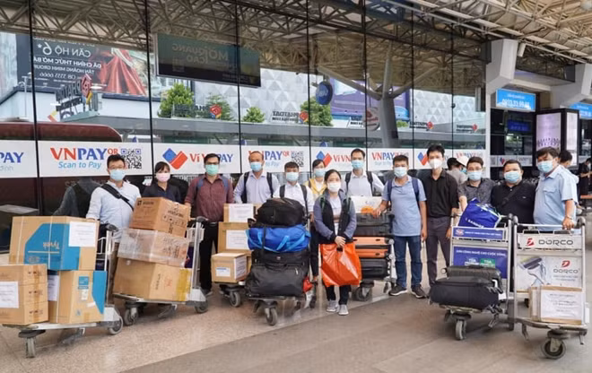Đội phản ứng nhanh của Bệnh viện Chợ Rẫy mang theo vật tư y tế đến điểm nóng Bắc Giang.