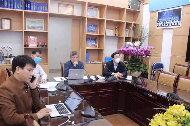 GS Nguyễn Gia Bình cùng các chuyên gia hàng đầu đang hội chẩn trực tuyến ca bệnh nặng với các đầu cầu (Ảnh: Lê Hảo)