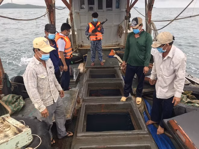 Tàu chở 50.000 lít dầu DO trái phép bị Đoàn Trinh sát số 2, Bộ Tư lệnh Cánh sát biển bắt quả tang.