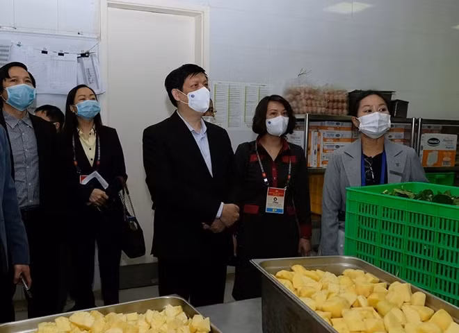 Bộ trưởng Nguyễn Thanh Long kiểm tra công tác phục vụ y tế và đảm bảo an toàn thực phẩm tại một điểm lưu trú của đại biểu (Ảnh: Trần Minh)