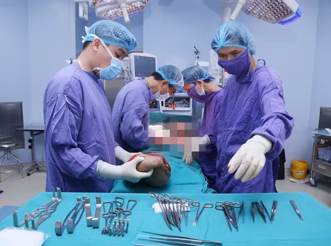 Ekip phẫu thuật lấy ra khối u khổng lồ