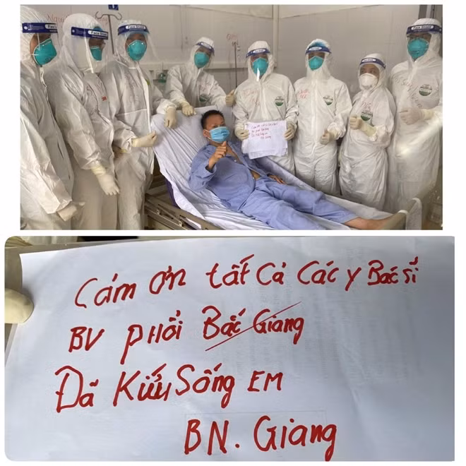 Bệnh nhân chụp ảnh chung với các bác sĩ và những dòng cảm ơn gửi tới những thầy thuốc đã cứu sống mình trong cơn nguy kịch (Ảnh: Ngọc Mai)