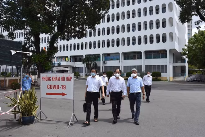Ngày 13/6, Thứ trưởng Nguyễn Trường Sơn đã làm việc với Bệnh viện Bệnh Nhiệt đới TP Hồ Chí Minh.