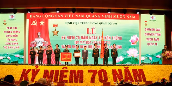Phó Thủ tướng Vũ Đức Đam trao danh hiệu Anh hùng Lao động thời kỳ đổi mới cho Bệnh viện Trung ương Quân đội 108