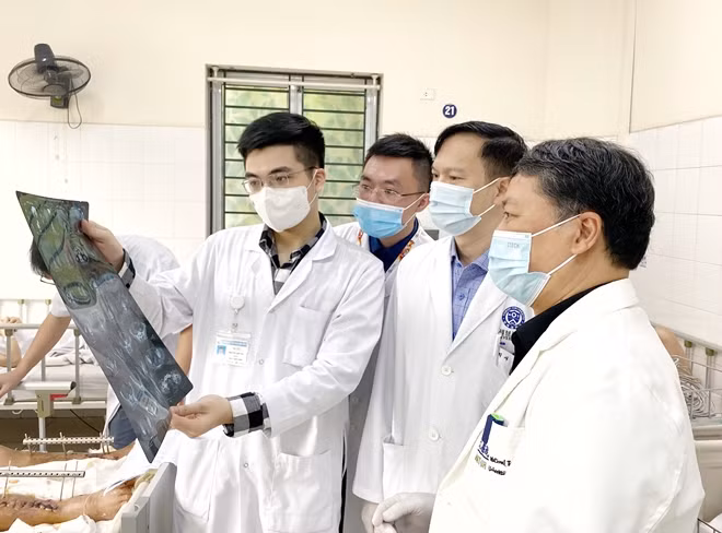 Lãnh đạo Khoa Phẫu thuật Nhiễm khuẩn và Chăm sóc vết thương đang xem phim chụp 2 ổ áp xe của bệnh nhân