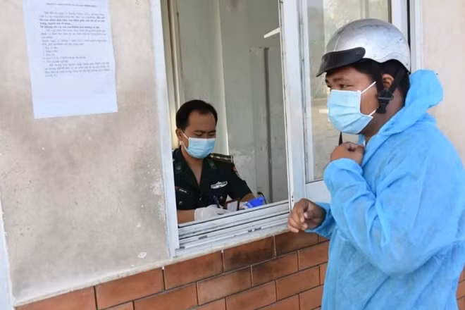Kiểm soát người nhập cảnh qua Cửa khẩu Quốc tế Mộc Bài, Tây Ninh (Ảnh: Khôi Nguyễn)