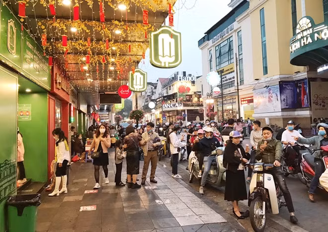 Phố Tràng Tiền, nơi có cửa hàng kem Tràng Tiên lúc nào cũng đông đúc (Ảnh chụp chiều mùng 4 Tết)