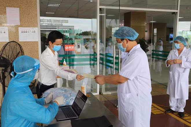 Cán bộ, nhân viên Bệnh viện Bệnh nhiệt đới Trung ương cơ sở Đông Anh tham gia bỏ phiếu.