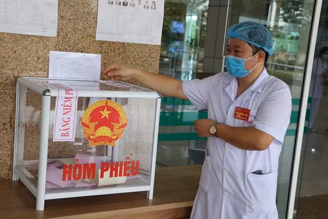 Hòm phiếu bên ngoài dành cho những người làm công tác hành chính, không trực tiếp chăm sóc bệnh nhân.