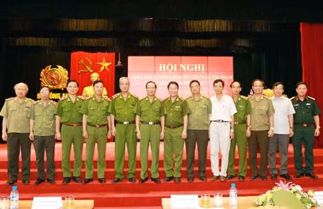 Thứ trưởng Lê Quý Vương cùng các đại biểu dự hội nghị.