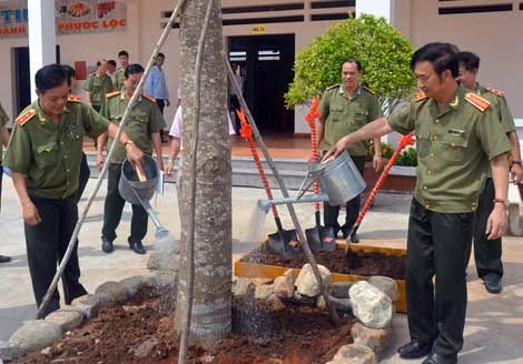 Đồng chí Thứ trưởng Thường trực và lãnh đạo Tổng cục IV trồng cây lưu niệm.
