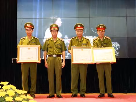 Thừa uỷ quyền của Thủ tướng Chính phủ, Thứ trưởng Lê Quý Vương đã trao Bằng khen của Thủ tướng Chính phủ tặng 3 tập thể.