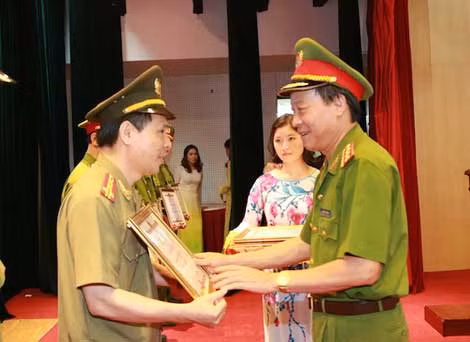 Thứ trưởng Lê Quý Vương trao Bằng khen của Bộ Công an cho đại diện lãnh đạo Ban Thời sự - Chính trị - Nghiệp vụ, Báo CAND.