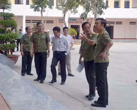 Thượng tướng Đặng Văn Hiếu, Thứ trưởng Thường trực Bộ Công an tham quan doanh trại Phước Lộc.