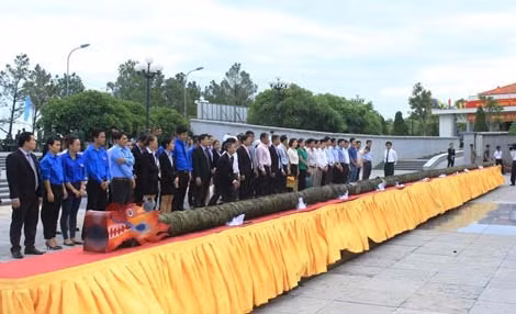 Dâng cúng bánh tại Nghĩa trang liệt sĩ quốc gia Đường 9