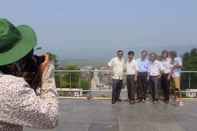 Du khách tham quan Điện Biên Phủ
