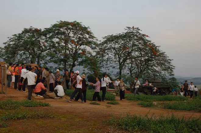 Năm 2015, Điện Biên Phủ đón hơn 250.000 lượt khách lên tham quan, du lịch, trong đó có hơn 70.000 khách quốc tế.