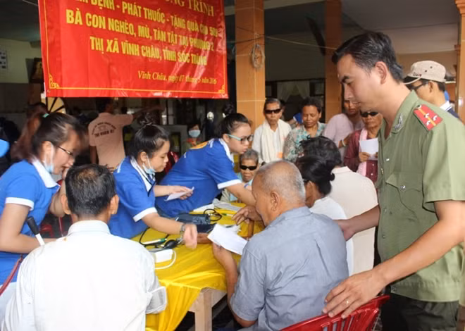 Người dân được các bác sĩ hướng dẫn tận tình, khám bệnh và phát thuốc miễn phí.