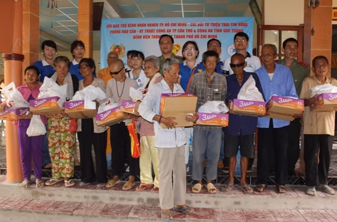 Những phần quà ý nghĩa được trao tận tay người dân.
