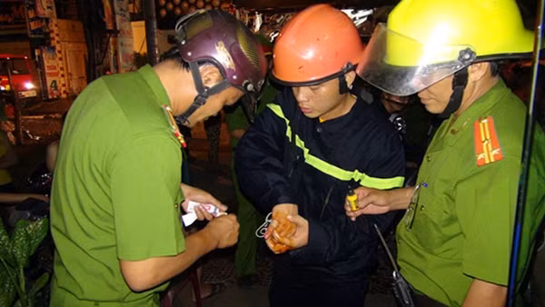 Một chiến sĩ bị thương.