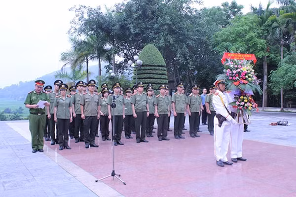 Đoàn đại biểu Cục Công tác chính trị làm Lễ dâng hương, báo công trước Tượng đài Bảo vệ an ninh Tổ quốc.