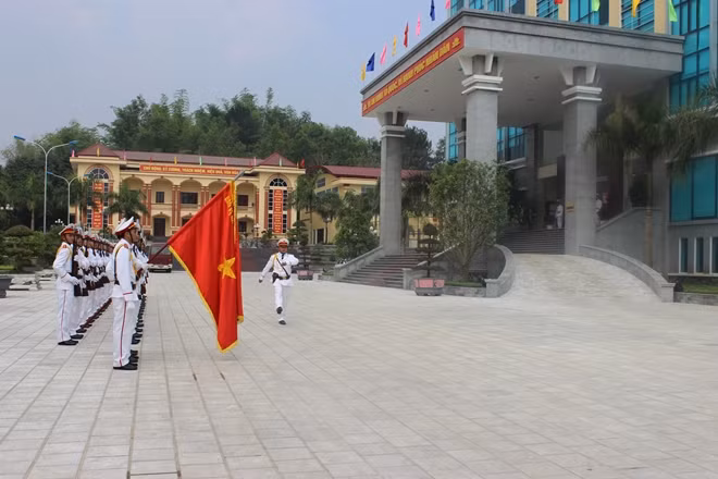 Công an tỉnh Điện Biên được thành lập ngày 10-01-1953. Trải qua 60 năm xây dựng, chiến đấu và trưởng thành, Công an tỉnh Điện Biên được Đảng, Nhà nước và nhân dân ghi nhận với danh hiệu: Anh hùng LLVTND thời kỳ đổi mới; 2 lần được tặng thưởng Huân chương Hồ Chí Minh; 5 Huân chương Quân công, Huân chương chiến công, Huân chương bảo vệ Tổ quốc; 10 lần được Chính phủ tặng Cờ thi đua xuất sắc; 2 tập thể, 5 cá nhân được tuyên dương danh hiệu Anh hùng LLVTND…