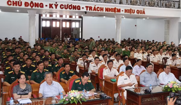 Các cử tri lực lượng vũ trang tham gia buổi tiếp xúc với những người ứng cử ĐBQH.