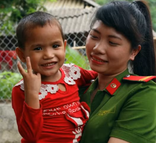 Hình ảnh cháu Tân Mão mới được giải thoát trở về gia đình.