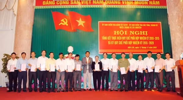 Các đại biểu nhận Quy chế phối hợp nhiệm kỳ 2015-2020.