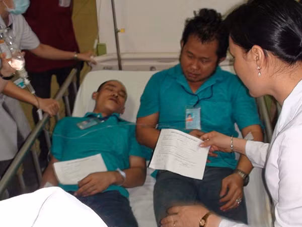 Công nhân bị ngộ độc thức ăn được cấp cứu kịp thời.