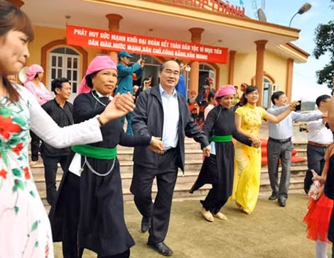 Chủ tịch Ủy ban Trung ương Mặt trận Tổ quốc Việt Nam Nguyễn Thiện Nhân dự Ngày hội Đại đoàn kết tại tỉnh Lào Cai. Ảnh Hoàng Long.