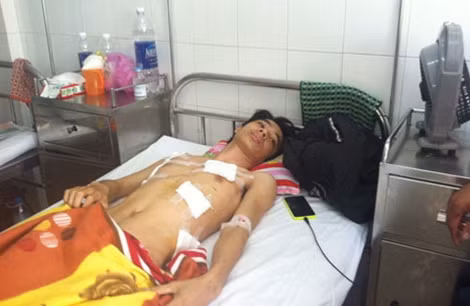 Hai cha con nạn nhân Lê Văn Dũng và Lê Văn Tài đang cấp cứu tại BV Đa khoa Đà Nẵng.
