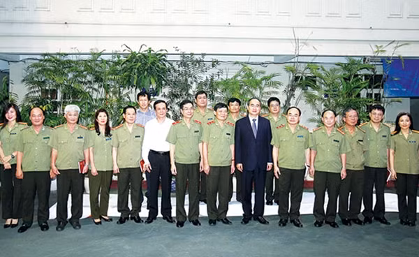 Đồng chí Nguyễn Thiện Nhân, Ủy viên Bộ Chính trị, Chủ tịch Ủy ban trung ương Mặt trận Tổ quốc Việt Nam, đến thăm và làm việc tại Báo CAND (dịp 21/6/2015).
