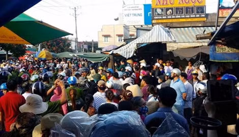 Lực lượng công an phải tham gia giữ an ninh, trật tự tại chợ Di Linh cũ trước việc tụ tập đông người của tiểu thương