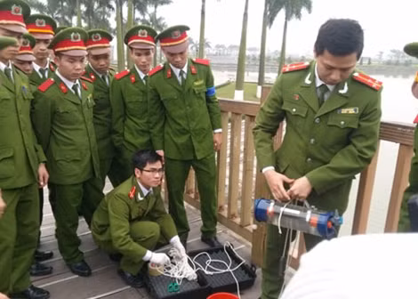 Cảnh sát môi trường giám định mức độ ô nhiễm nguồn nước.
