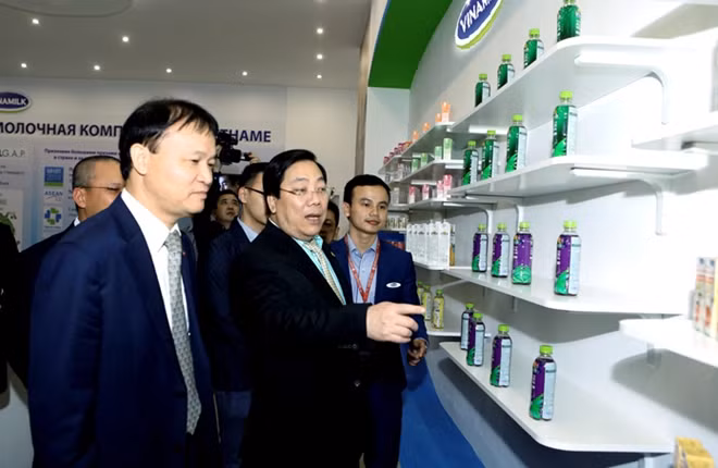 Ông Nguyễn Thanh Sơn – Đại sứ đặc mệnh toàn quyền Việt Nam tại Liên bang Nga và ông Đỗ Thắng Hải – Thứ trưởng Bộ Công thương Việt Nam tham quan gian hàng của Vinamilk.