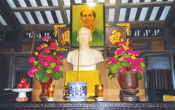 Ngai thờ cụ Nguyễn Sinh Sắc và Bác Hồ trong chùa Hội Khánh.
