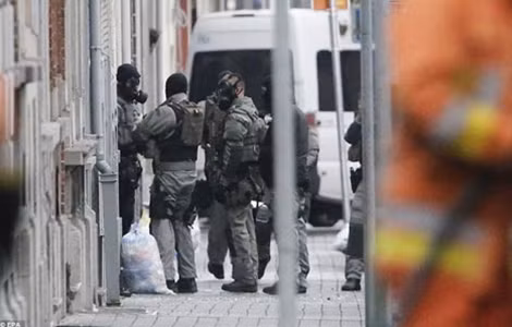 Ngày 17/11, cảnh sát Bỉ cũng đã thực hiện một cuộc đột kích ở Molenbeek, khu vực được gọi là “làng thánh chiến”. (ảnh: EPA).
